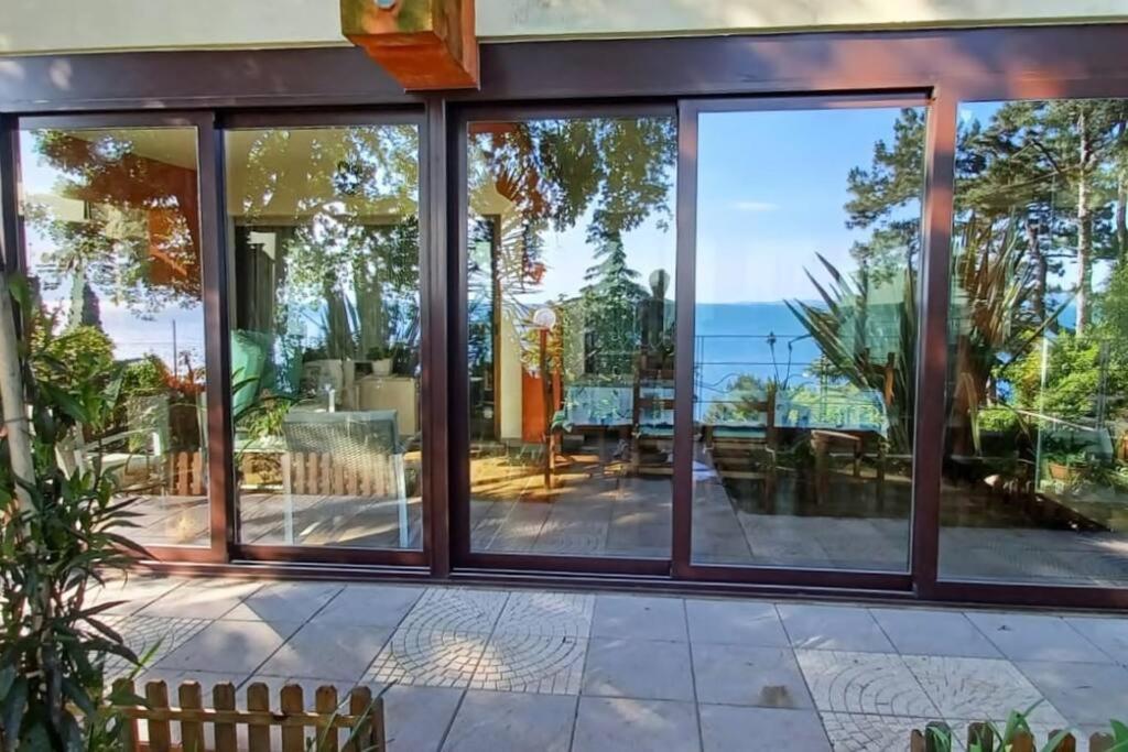 Brezza Marina - Appartamento In Villa Fronte Mare ตรีเอสเต ภายนอก รูปภาพ