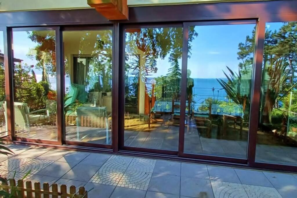 Brezza Marina - Appartamento In Villa Fronte Mare ตรีเอสเต ภายนอก รูปภาพ