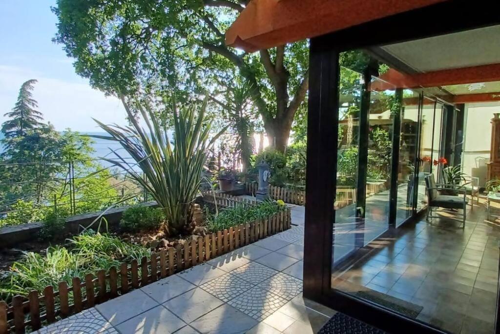 Brezza Marina - Appartamento In Villa Fronte Mare ตรีเอสเต ภายนอก รูปภาพ