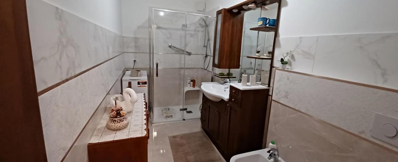 Brezza Marina - Appartamento In Villa Fronte Mare ตรีเอสเต ภายนอก รูปภาพ